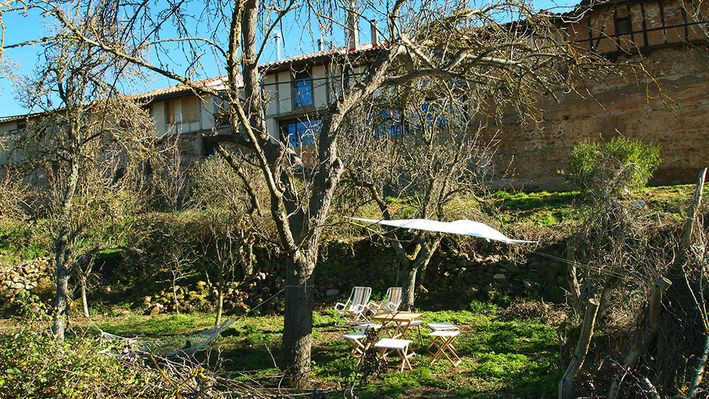 Casa rural con jardín cerca de Atapuerca Jardín junto a Villapajar